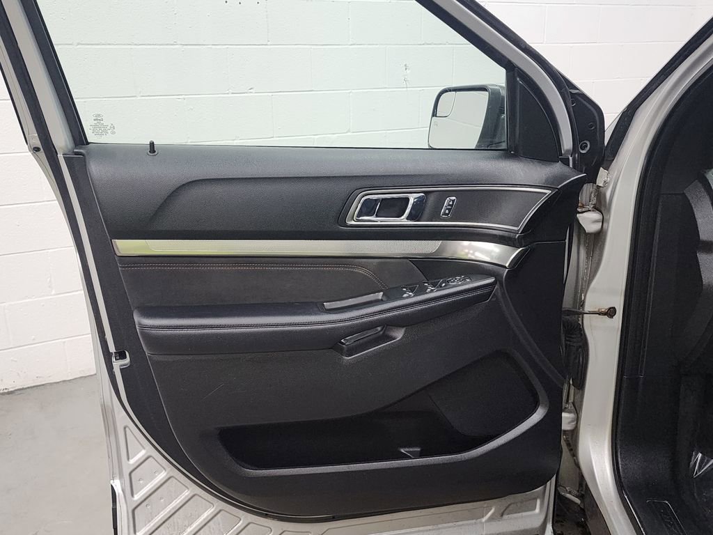 Used 2018 Ford Explorer XLT w/ Equipment Group 202A image 9