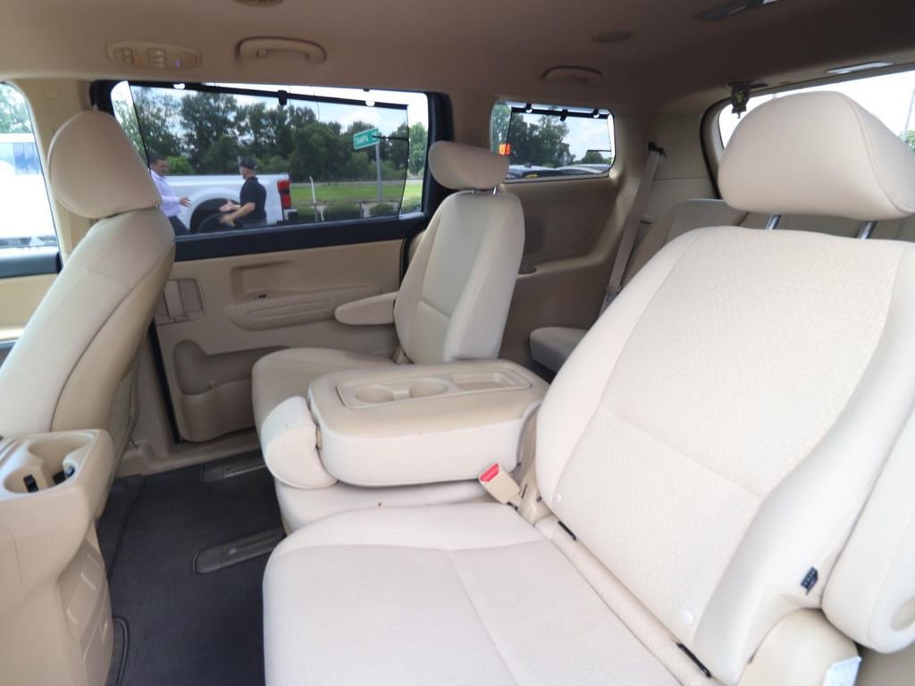 Used 2016 Kia Sedona LX w/ LX Convenience Package FWD image 4