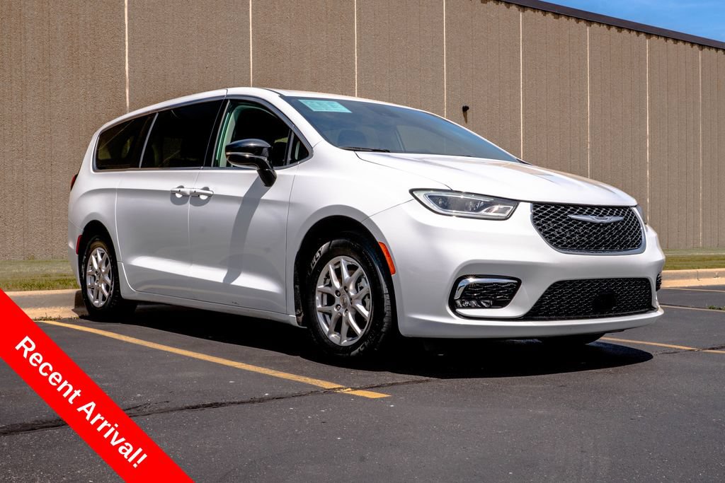 Used 2024 Chrysler Pacifica Touring-L FWD image 1