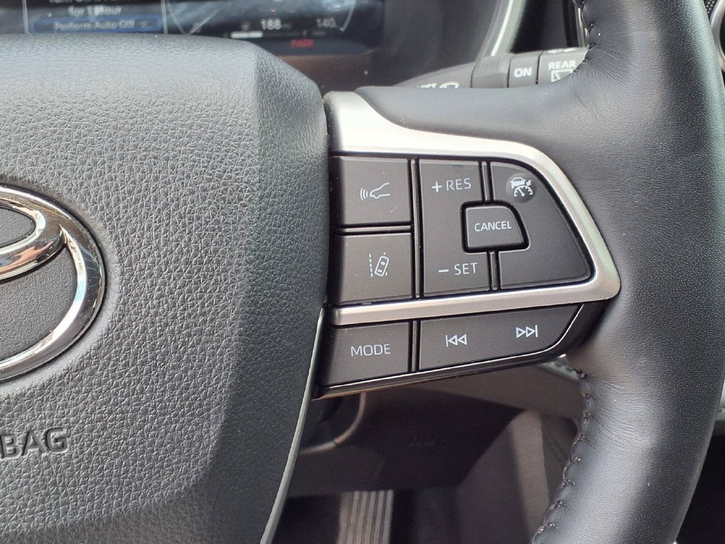Used 2025 Toyota Highlander Limited AWD/4WD image 35