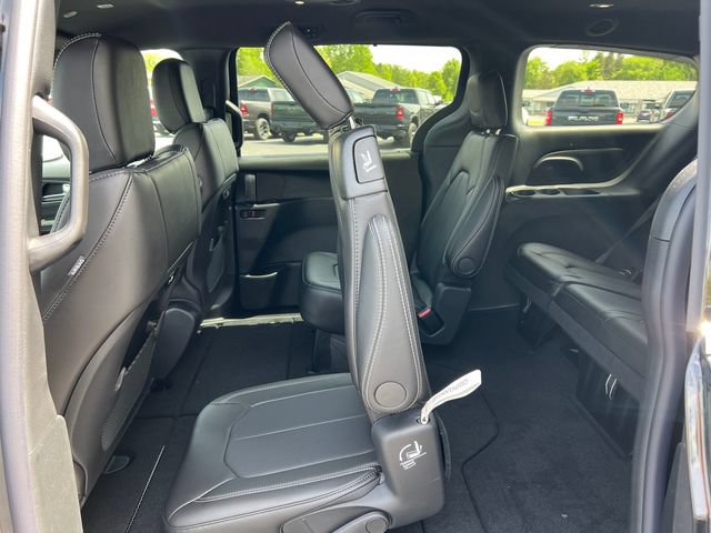 New 2027 Chrysler Pacifica Select w/ Family Tech Group AWD/4WD image 6