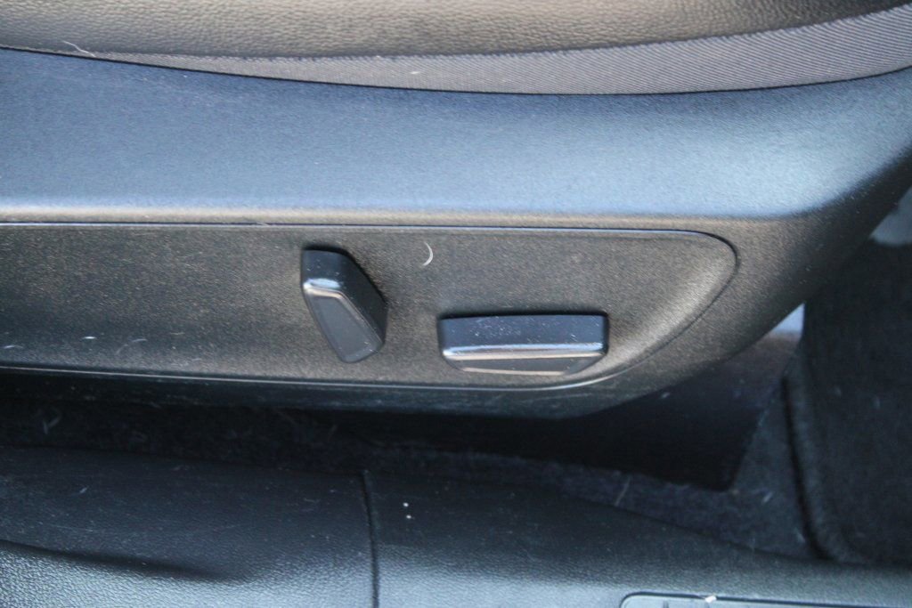 Used 2020 Ford Escape Titanium image 32