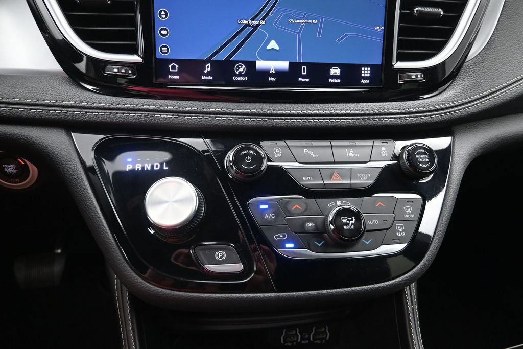 Used 2025 Chrysler Pacifica Limited FWD image 18