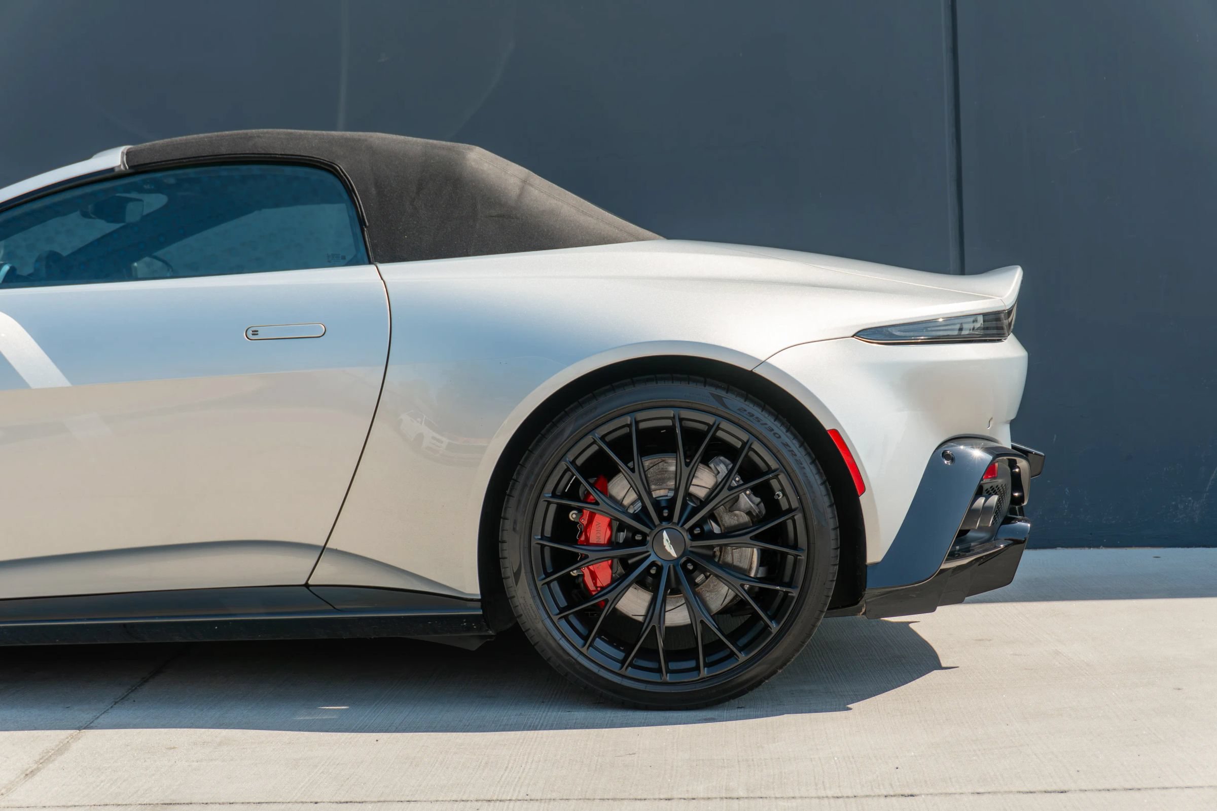 Used 2022 Aston Martin V8 Vantage Roadster RWD image 21