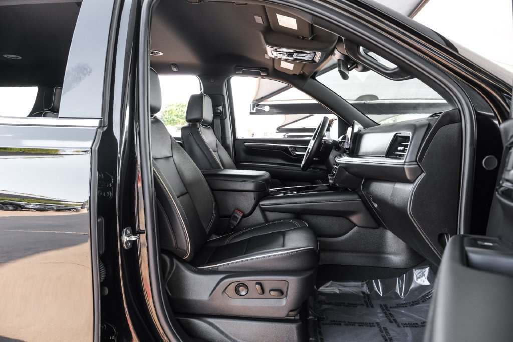 Used 2026 Chevrolet Suburban Premier RWD image 34