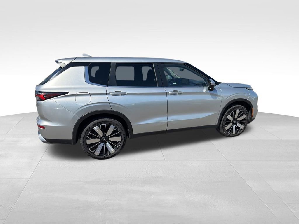 Used 2025 Mitsubishi Outlander SE FWD image 11