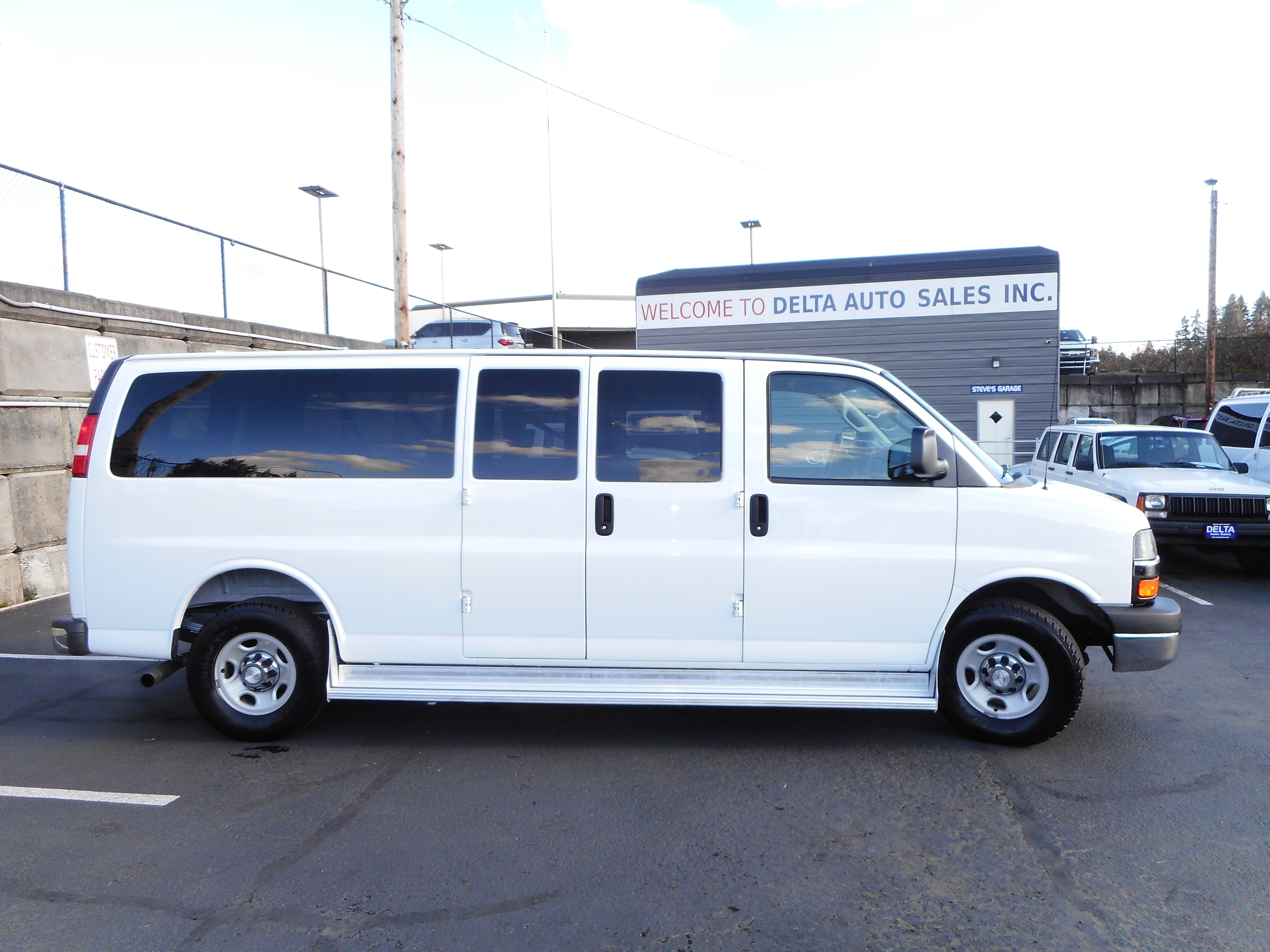 Used 2016 Chevrolet Express 3500 LT w/ LT Preferred Equipment Group RWD image 6