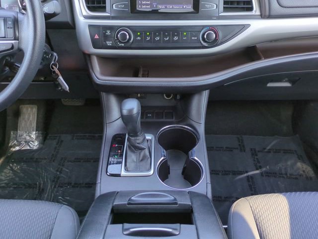 Used 2016 Toyota Highlander LE FWD image 21
