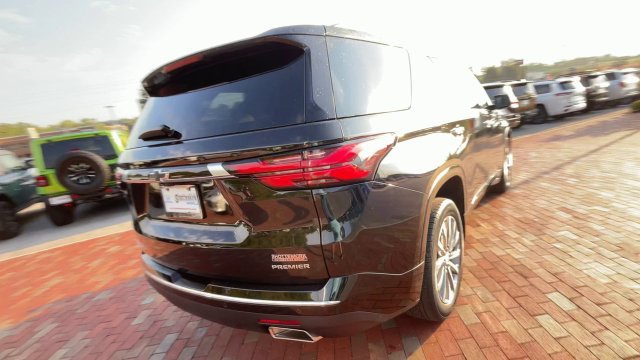 Used 2023 Chevrolet Traverse Premier FWD image 9