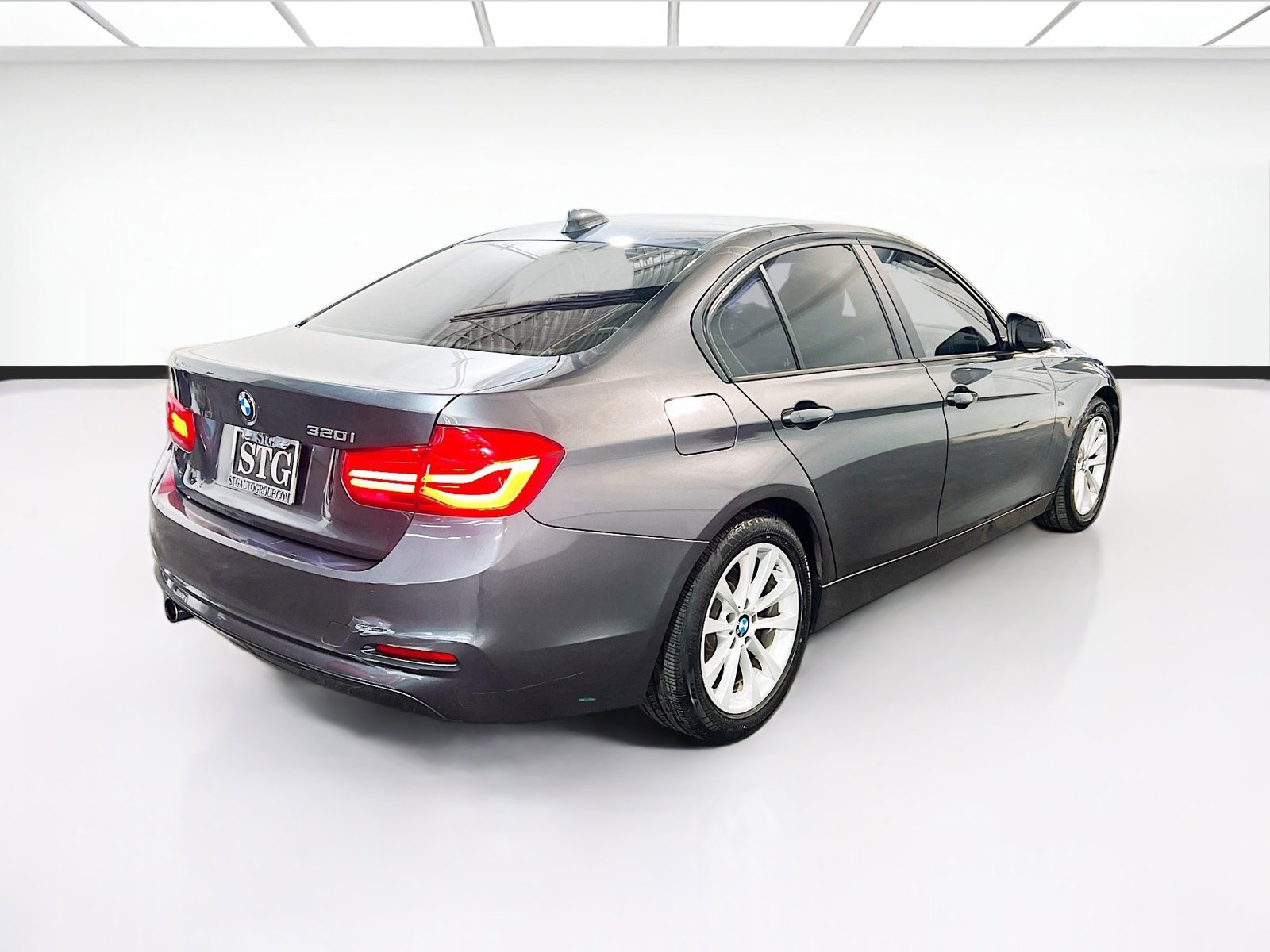 Used 2018 BMW 320i Sedan w/ Convenience Package RWD image 4