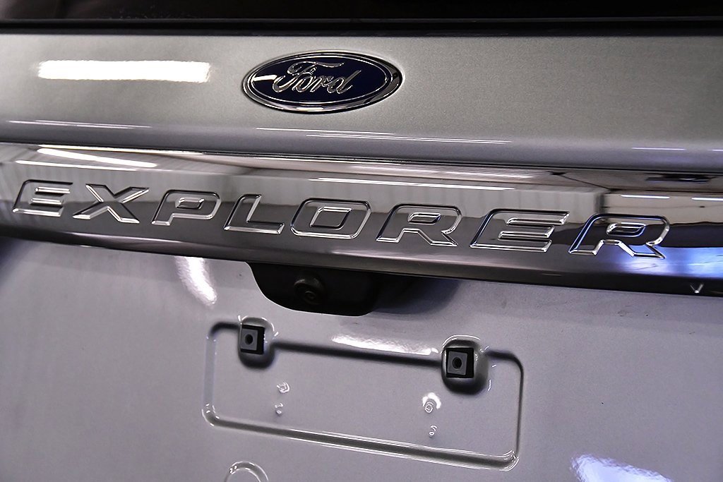 Used 2024 Ford Explorer XLT w/ Equipment Group 202A image 10
