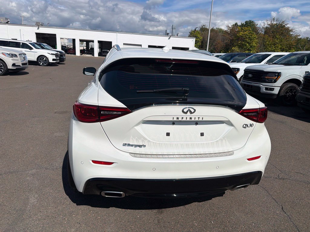 Used 2017 INFINITI QX30 Premium w/ Technology Package FWD image 5