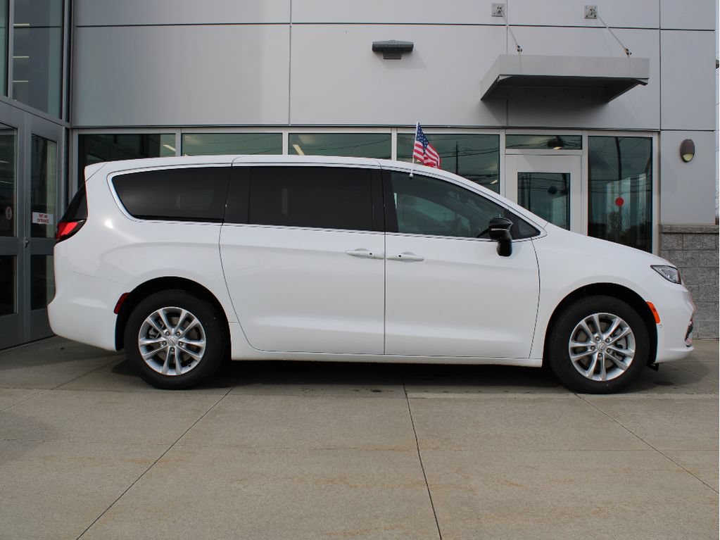New 2026 Chrysler Pacifica Select AWD/4WD image 4