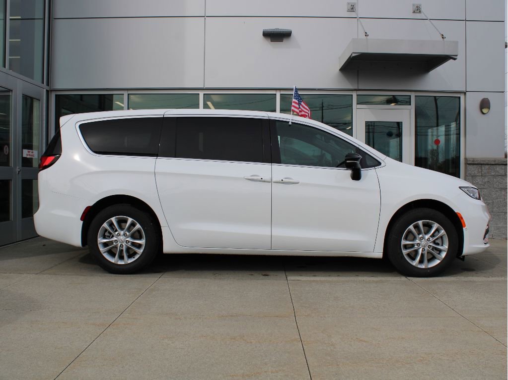 New 2026 Chrysler Pacifica Select image 4