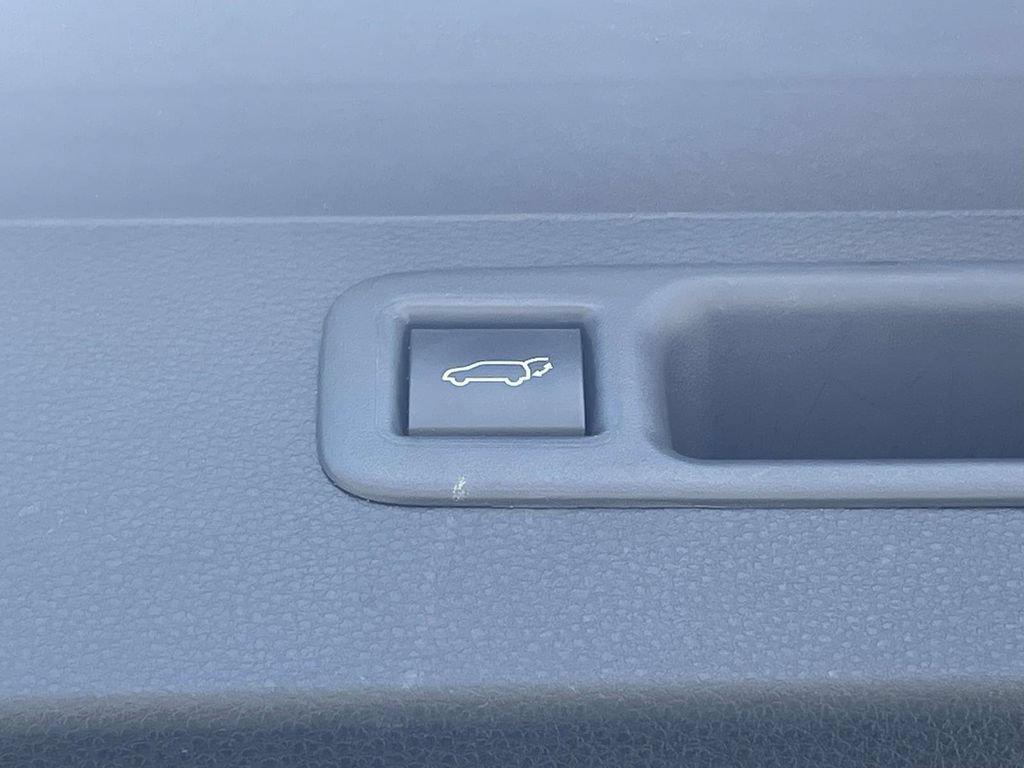 Used 2023 Toyota Highlander LE FWD image 32