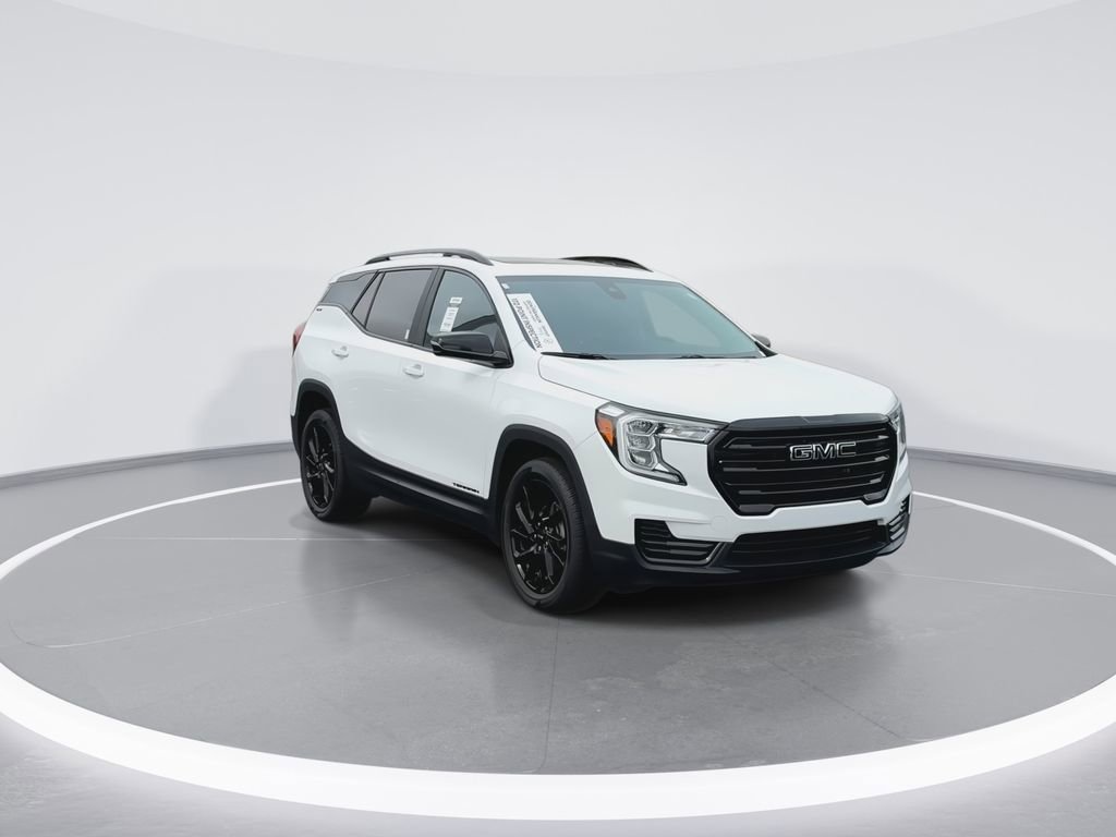 Used 2024 GMC Terrain SLE w/ Driver Convenience Package FWD image 2