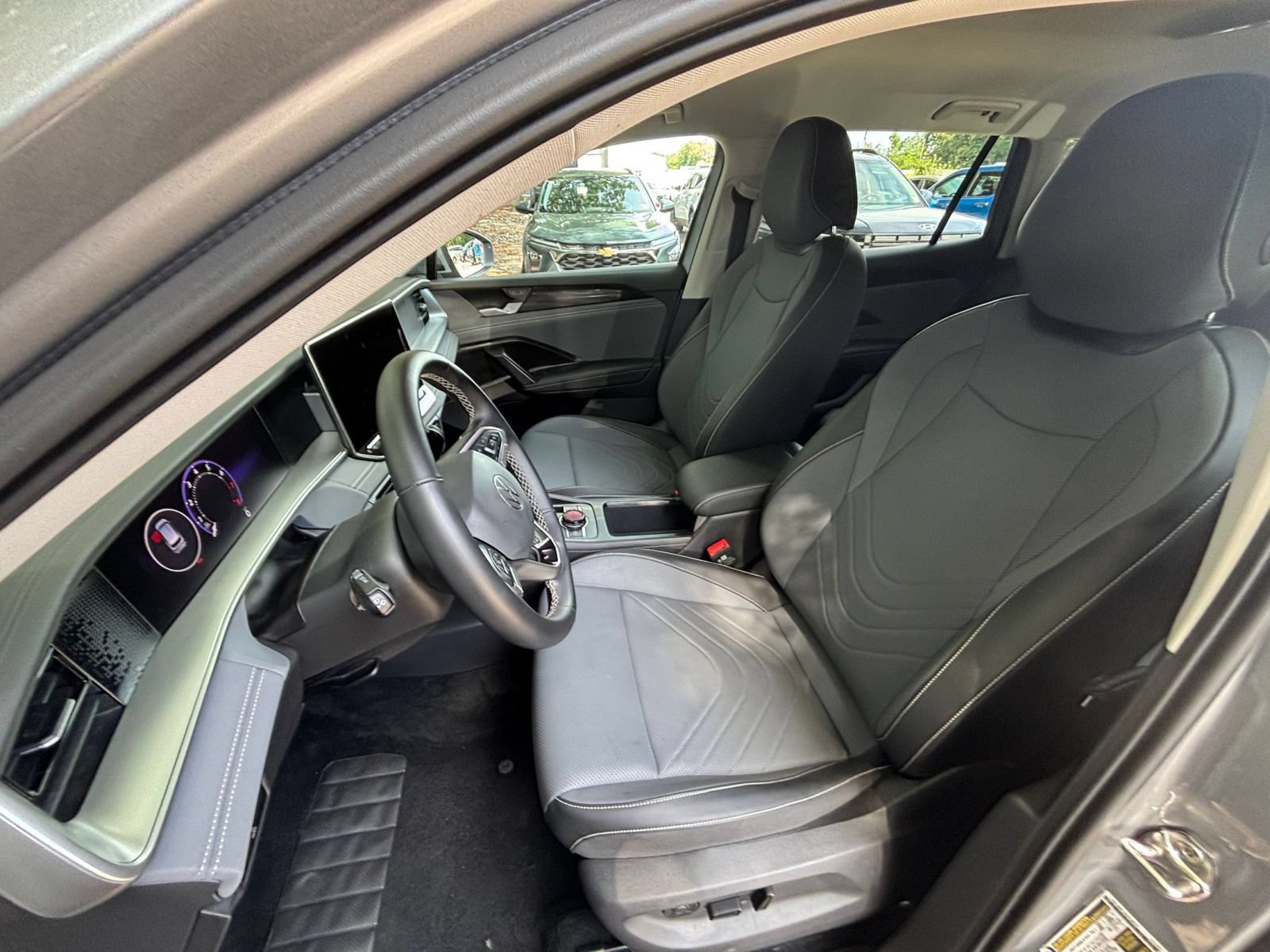 Used 2025 Chevrolet Equinox LT FWD image 37