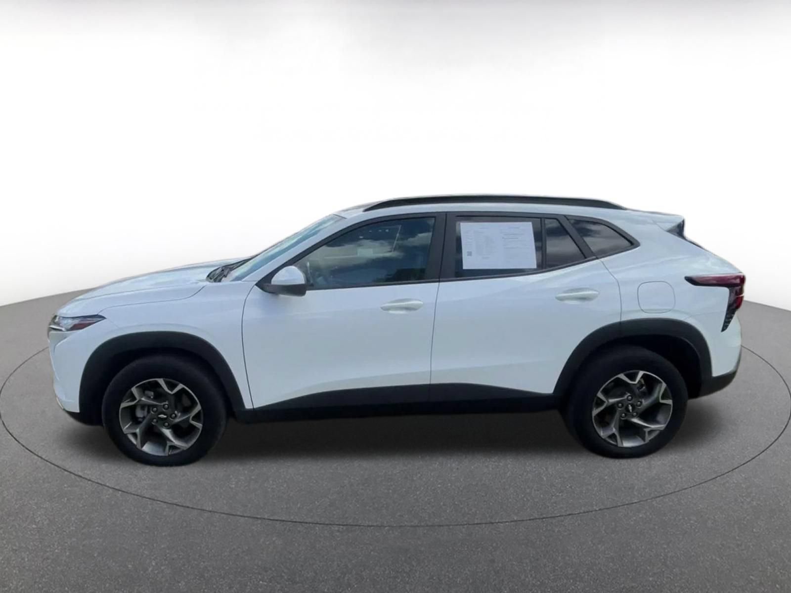 Used 2025 Chevrolet Trax LT FWD image 8
