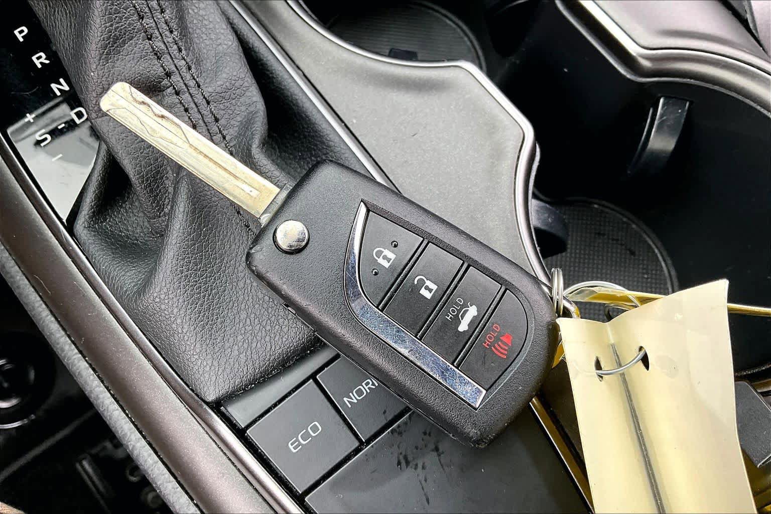 Used 2023 Toyota Camry SE image 14