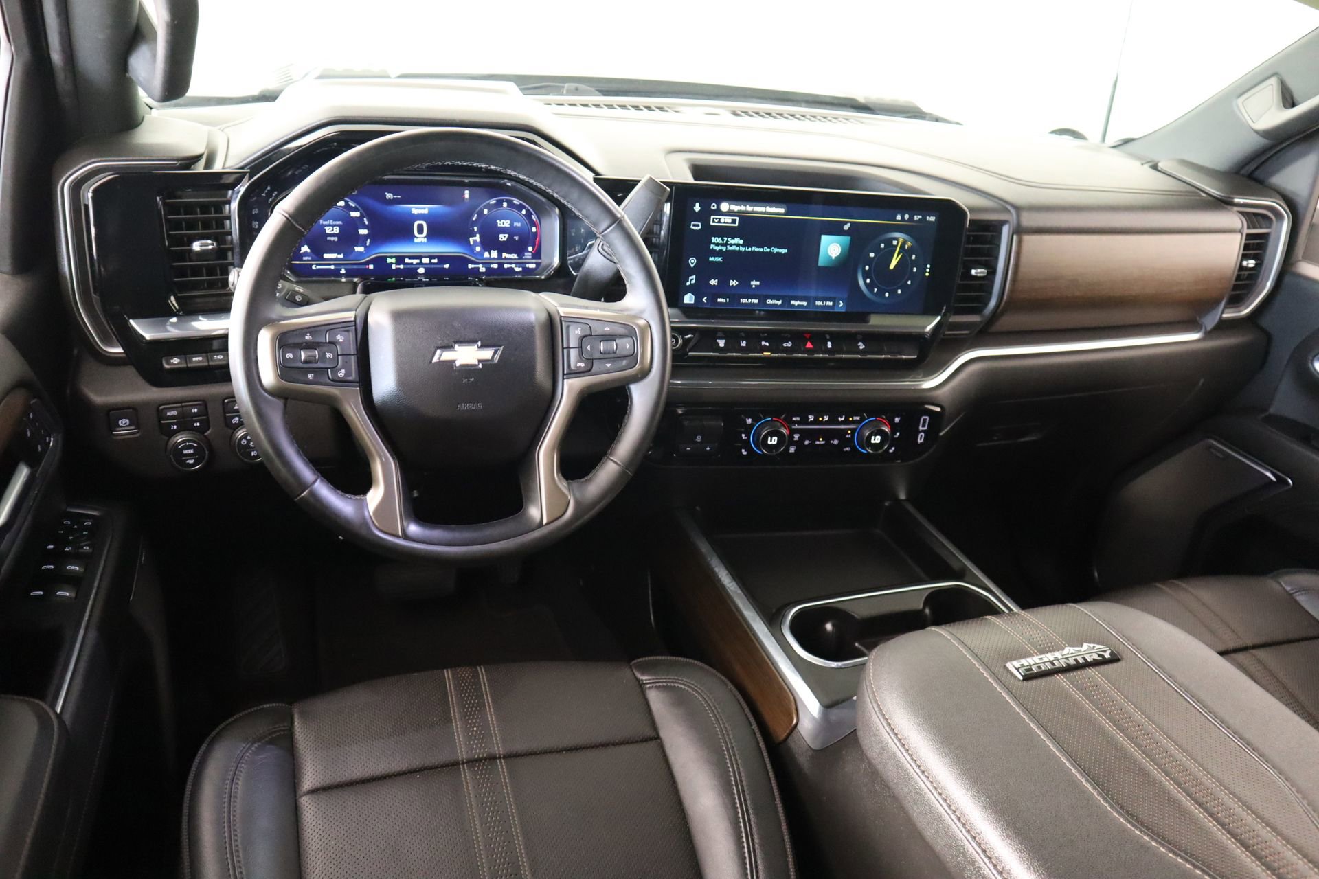 Used 2024 Chevrolet Silverado 2500 High Country w/ Technology Package image 2