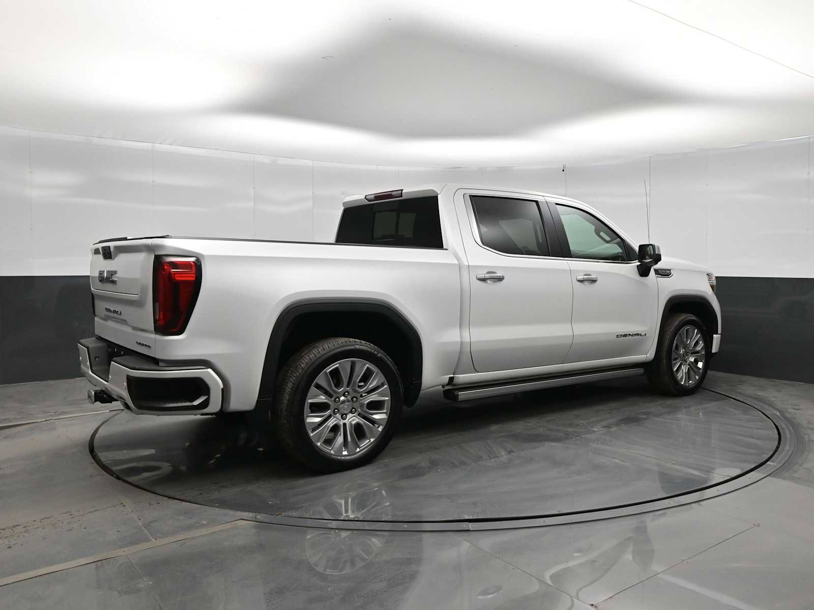 Used 2021 GMC Sierra 1500 Denali w/ Denali Premium Package AWD/4WD image 8