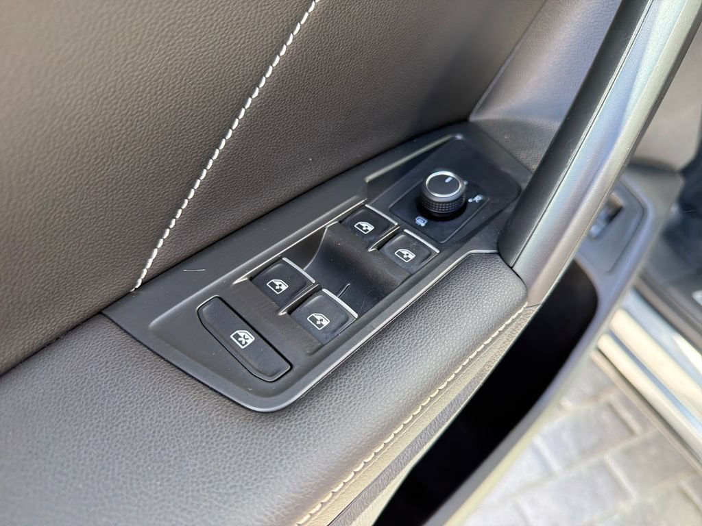 Certified 2022 Volkswagen Tiguan SE R-Line image 13