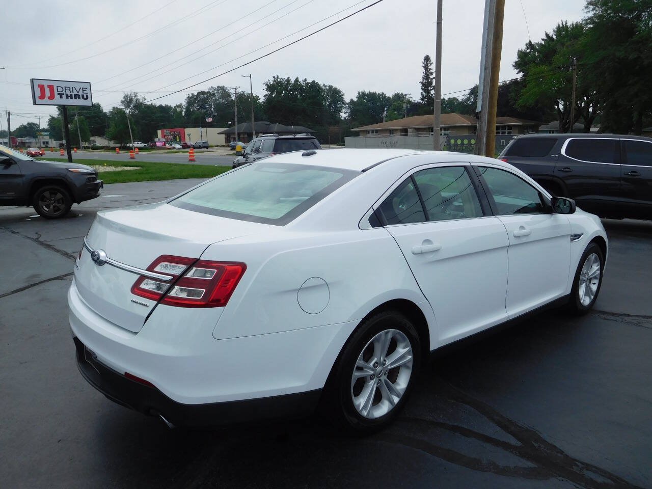 Used 2016 Ford Taurus SE FWD image 5