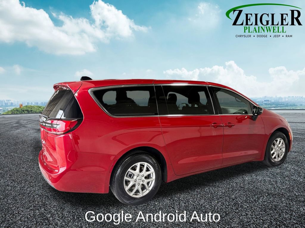 Used 2025 Chrysler Pacifica Select image 12