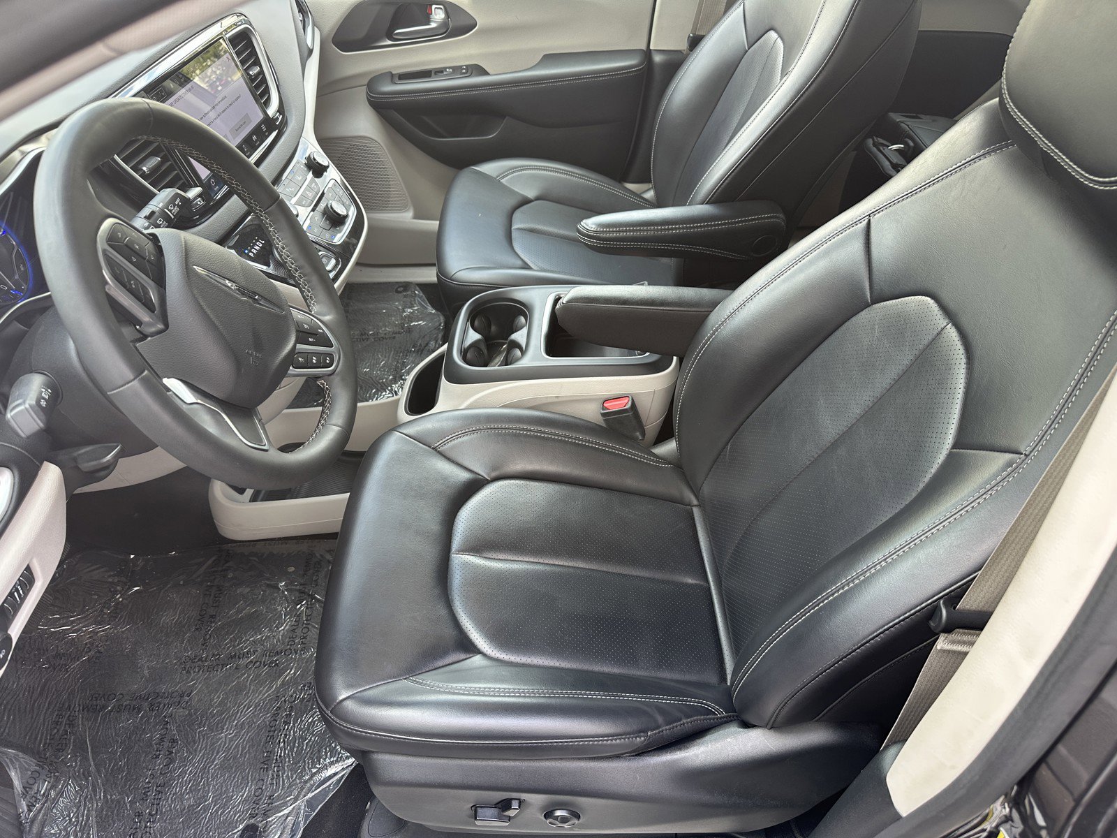 Used 2023 Chrysler Pacifica Touring-L FWD image 9