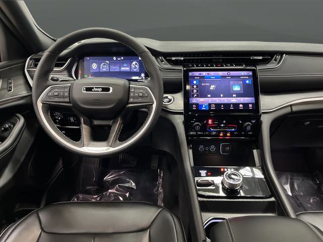 Used 2025 Jeep Grand Cherokee Limited w/ Black Appearance Package image 5