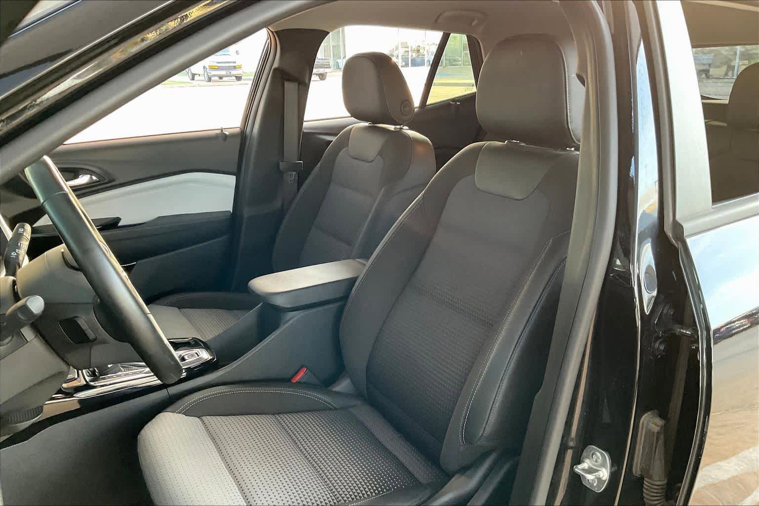 Used 2024 Chevrolet Trax LT w/ LT Convenience Package image 9