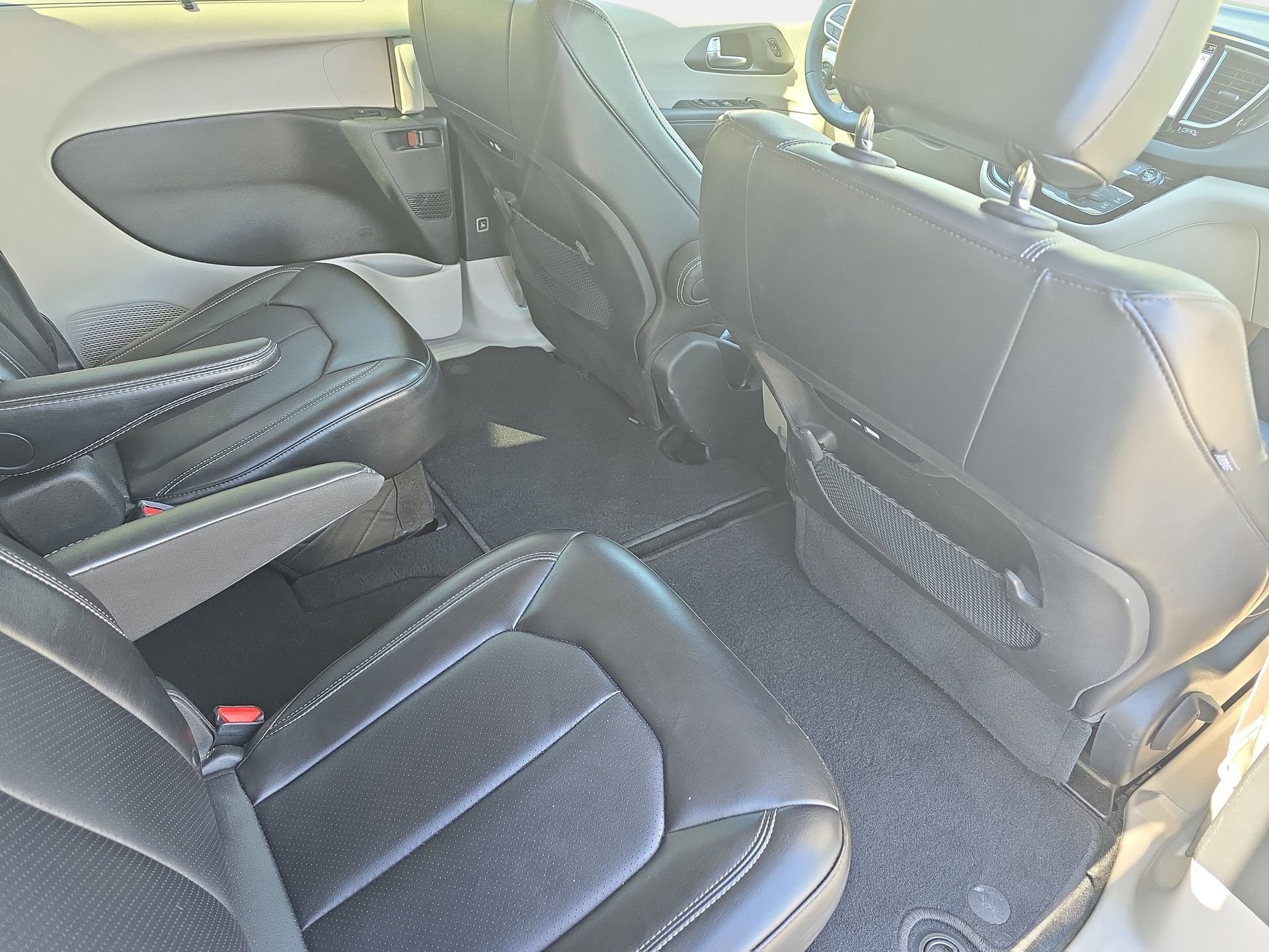 Used 2024 Chrysler Pacifica Touring-L FWD image 11