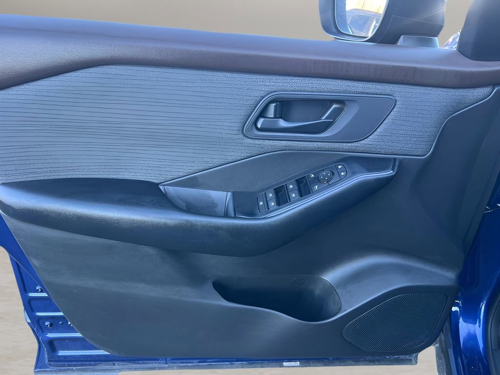 Used 2023 Nissan Rogue S image 23