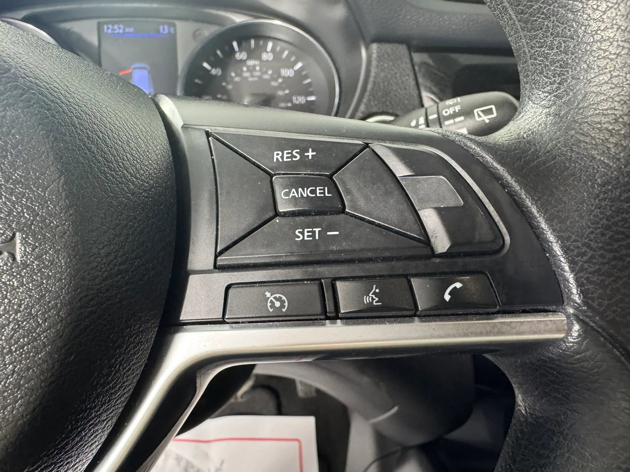 Used 2018 Nissan Rogue SV image 16