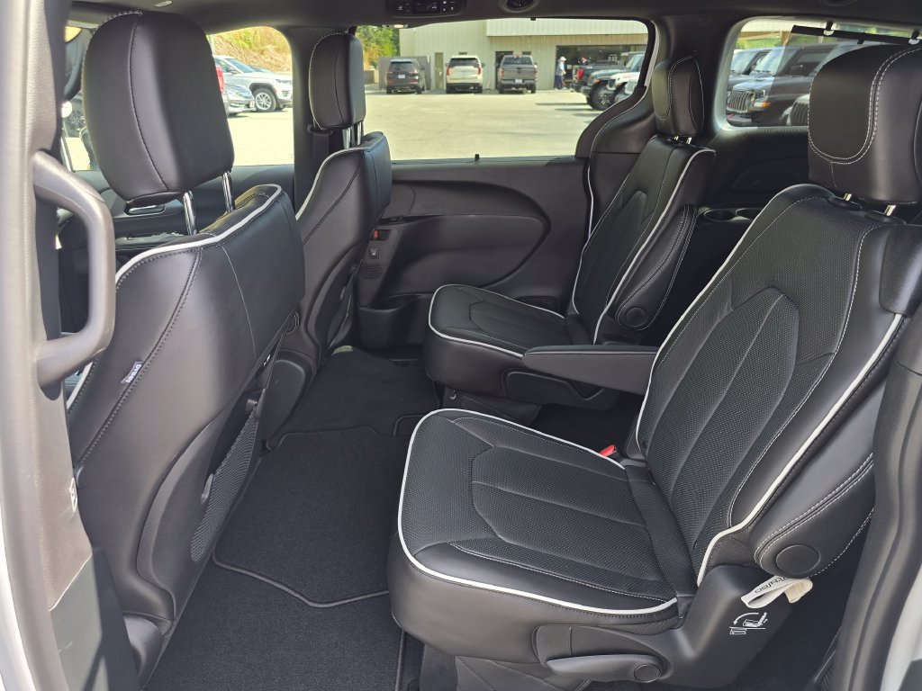 New 2027 Chrysler Pacifica Limited AWD/4WD image 10