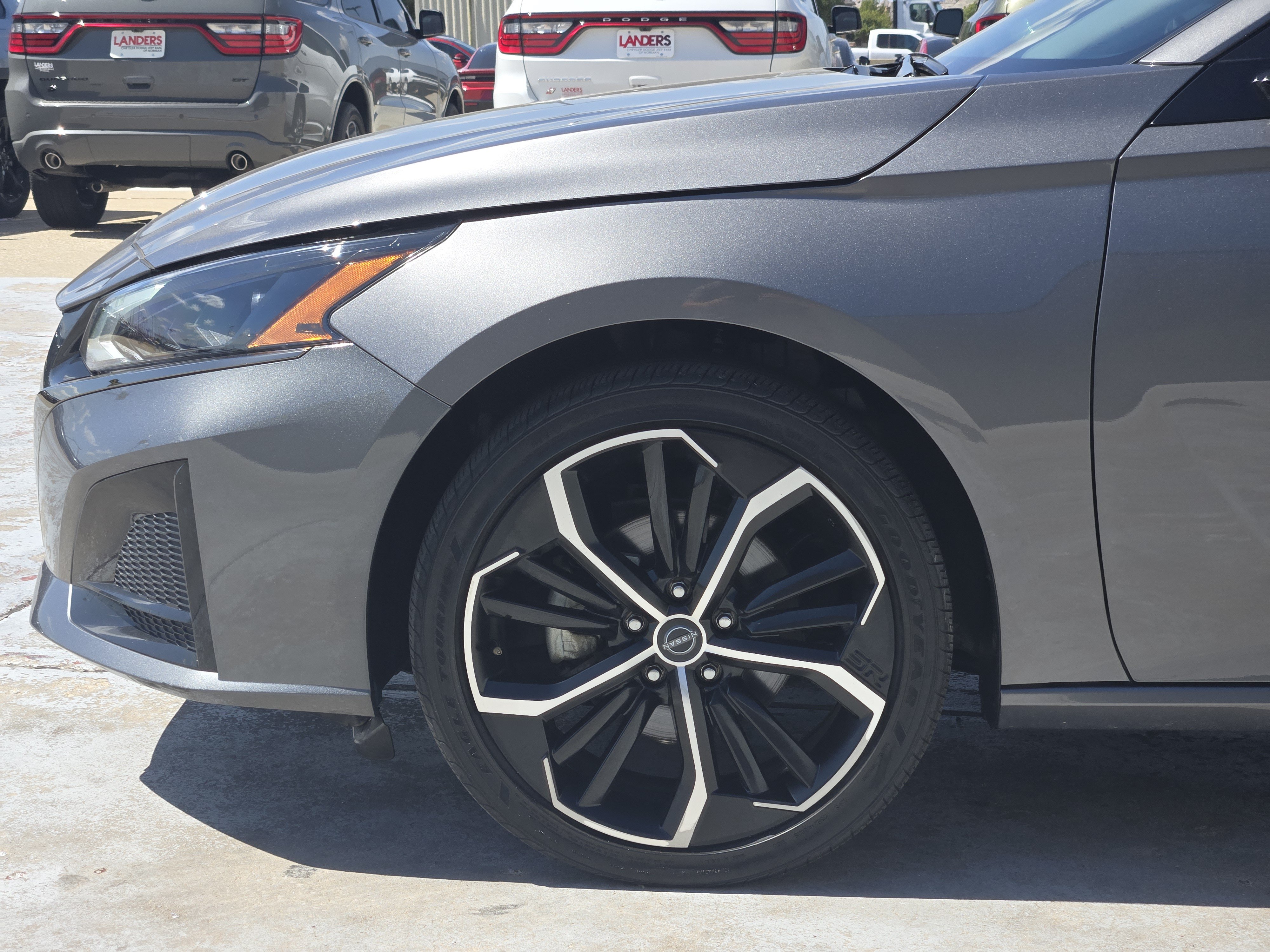Used 2025 Nissan Altima 2.5 SR AWD/4WD image 9