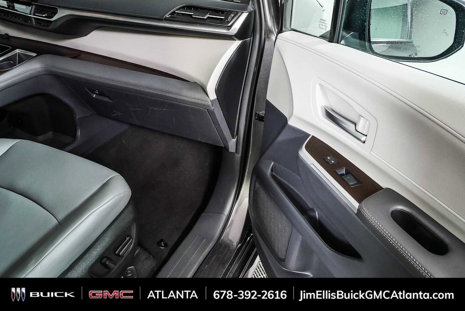 Used 2024 Toyota Sienna XLE FWD image 24