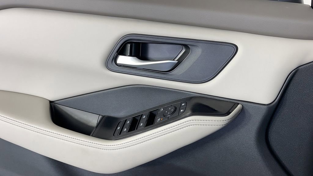 New 2025 Nissan Rogue SV image 29