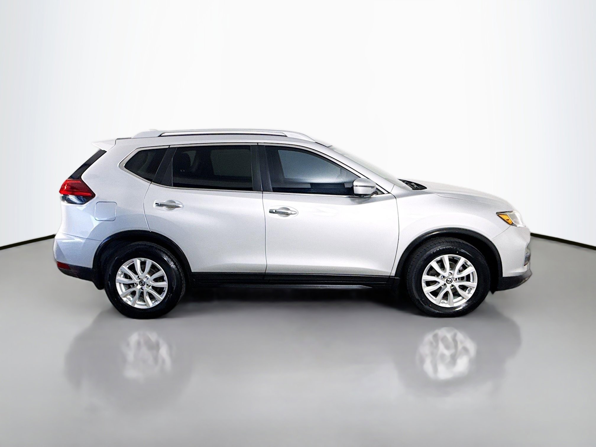 Used 2017 Nissan Rogue SV w/ SV Premium Package image 11