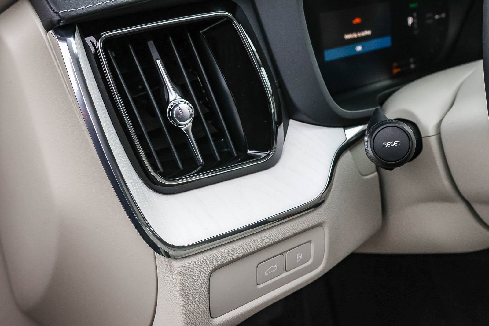 New 2026 Volvo XC60 T8 Ultra w/ Climate Package image 33