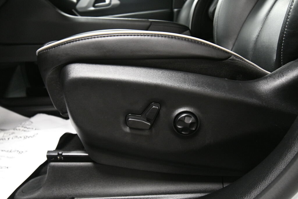 Used 2025 Chrysler Pacifica Limited FWD image 10