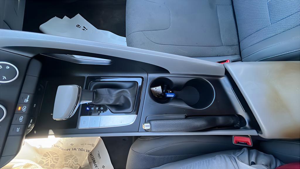 Used 2022 Hyundai Elantra SE w/ Preferred Accessory Package image 24