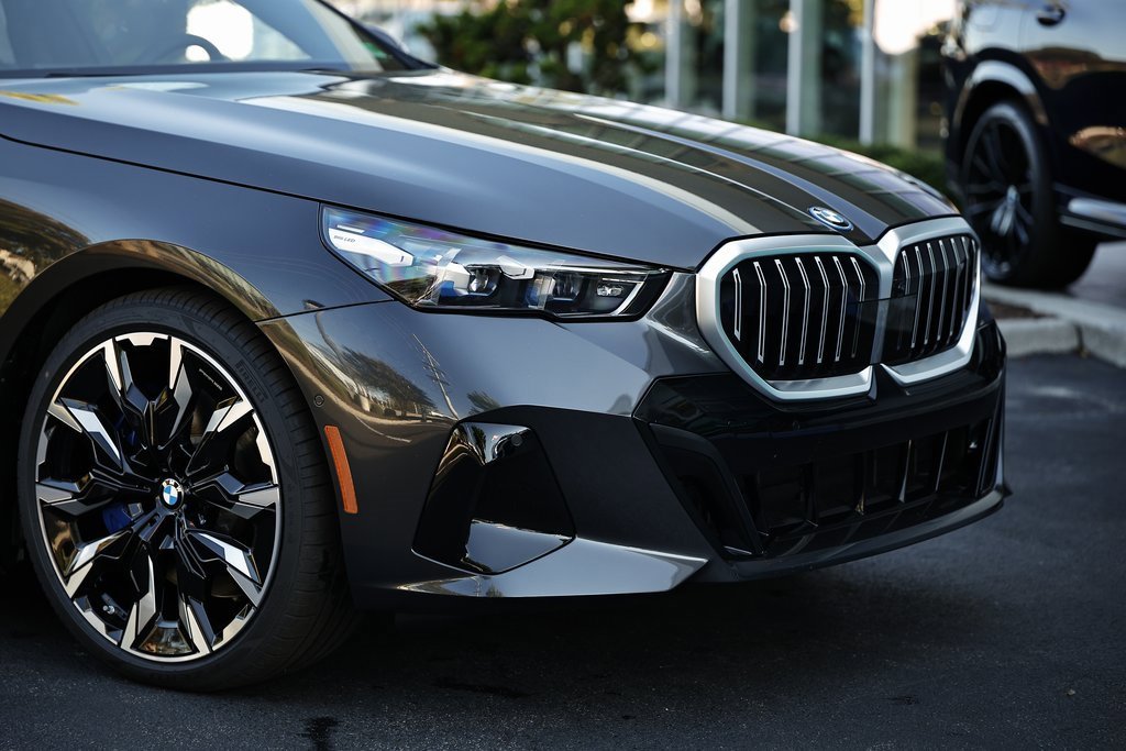 New 2026 BMW 550e xDrive w/ Premium Package image 2