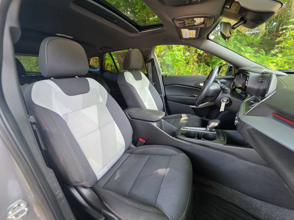 Used 2025 Chevrolet Trax RS w/ Sunroof Package FWD image 11