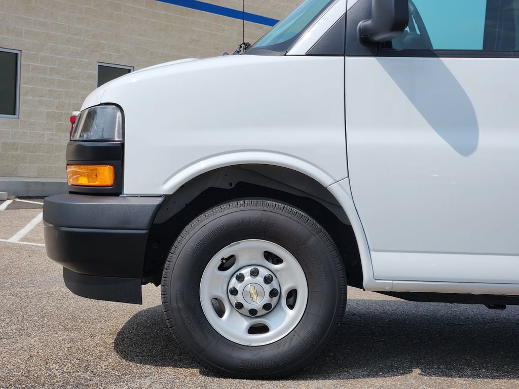 Used 2025 Chevrolet Express 3500 LS RWD image 9
