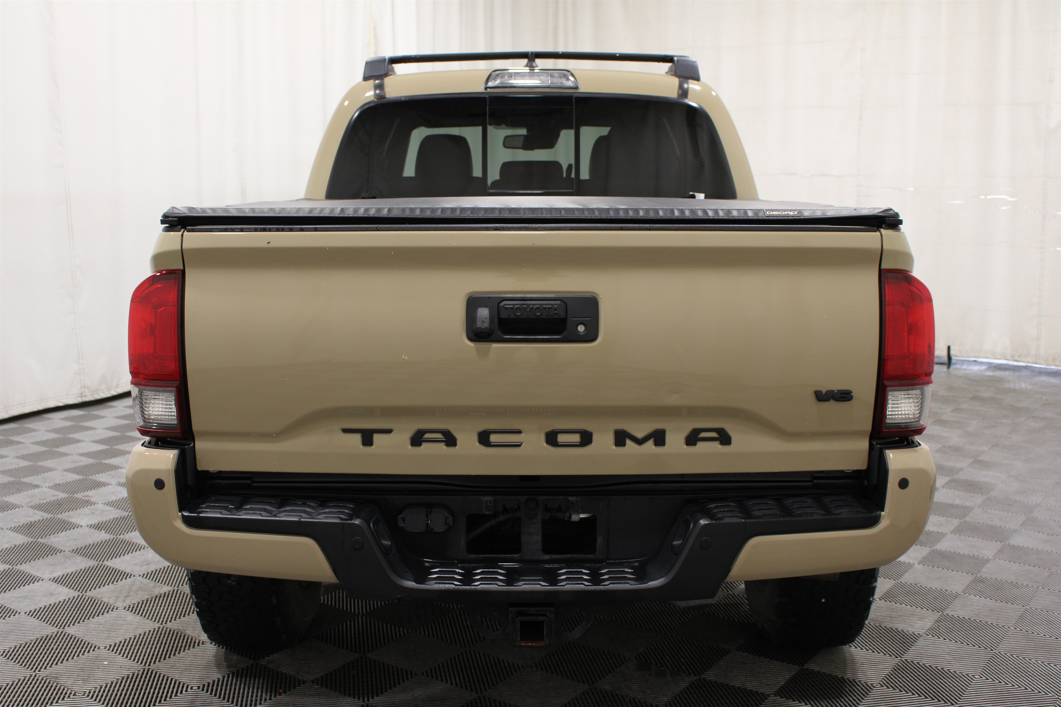 Used 2018 Toyota Tacoma TRD Off-Road w/ Technology Package AWD/4WD image 28