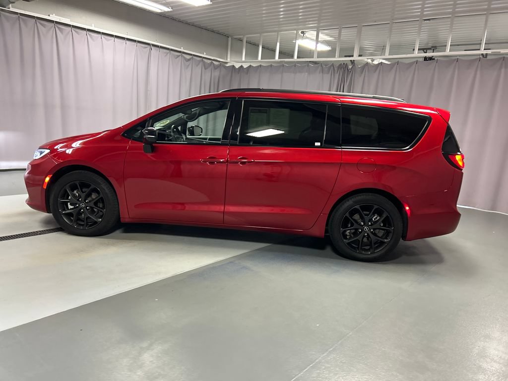Used 2025 Chrysler Pacifica Limited w/ Trailer Tow Group FWD image 4