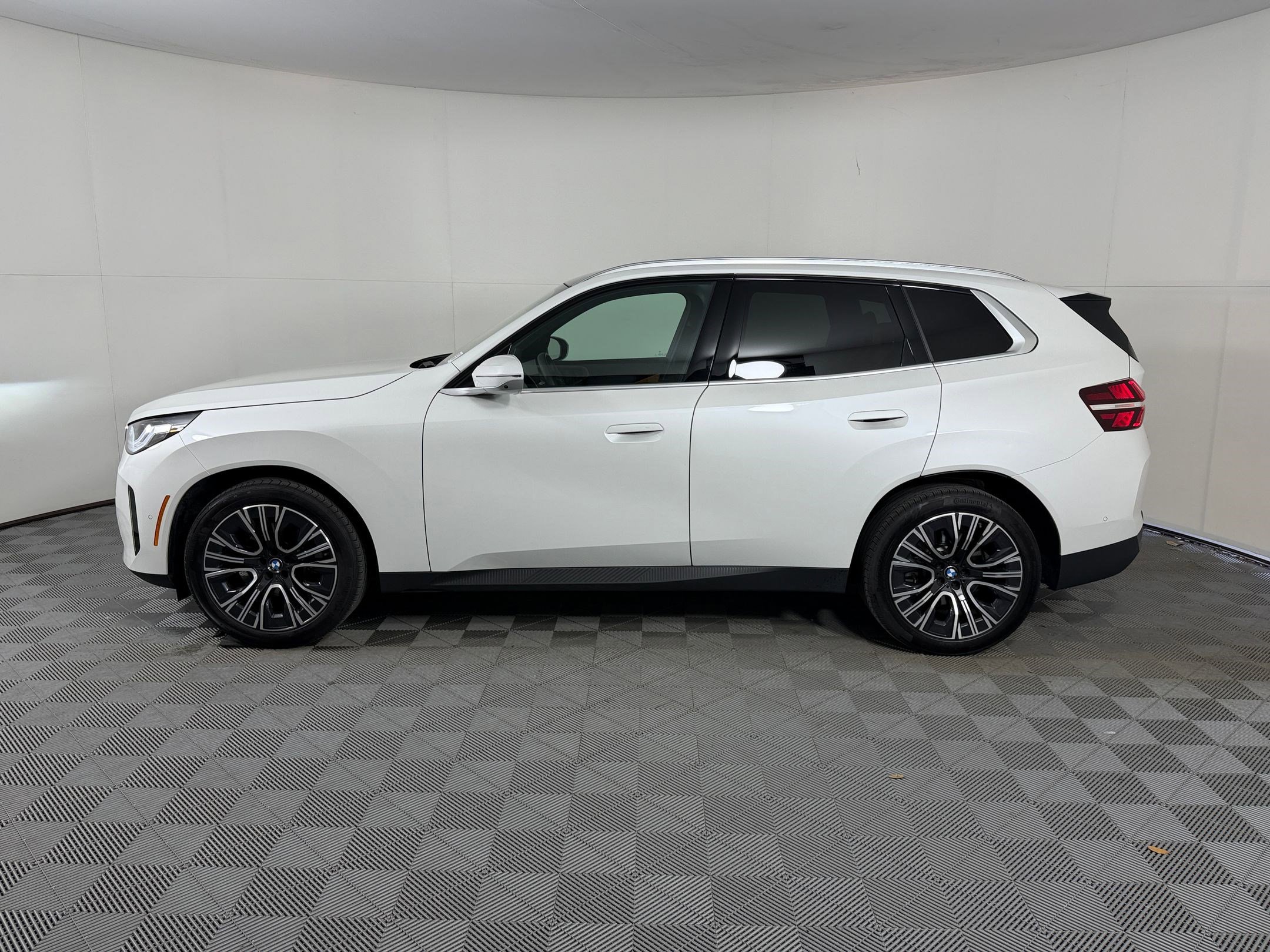 Used 2025 BMW X3 xDrive30i AWD/4WD image 2