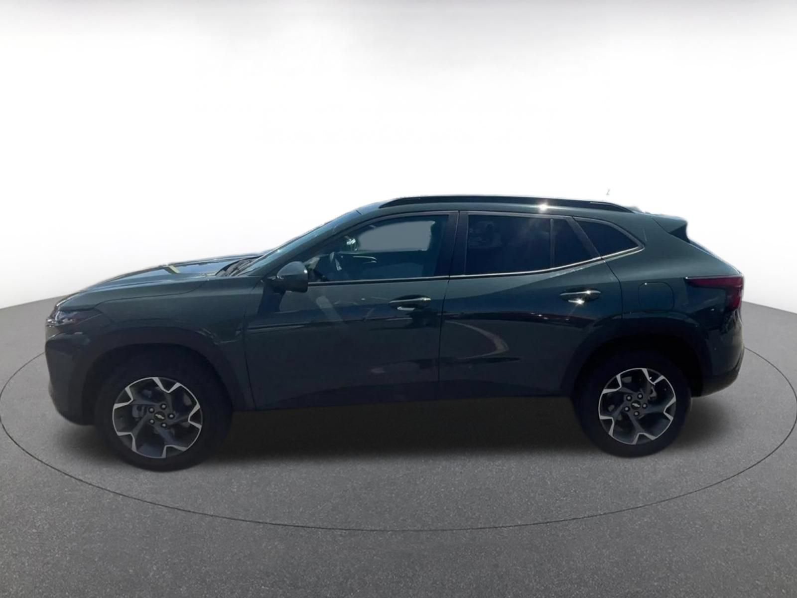 Used 2025 Chevrolet Trax LT FWD image 8