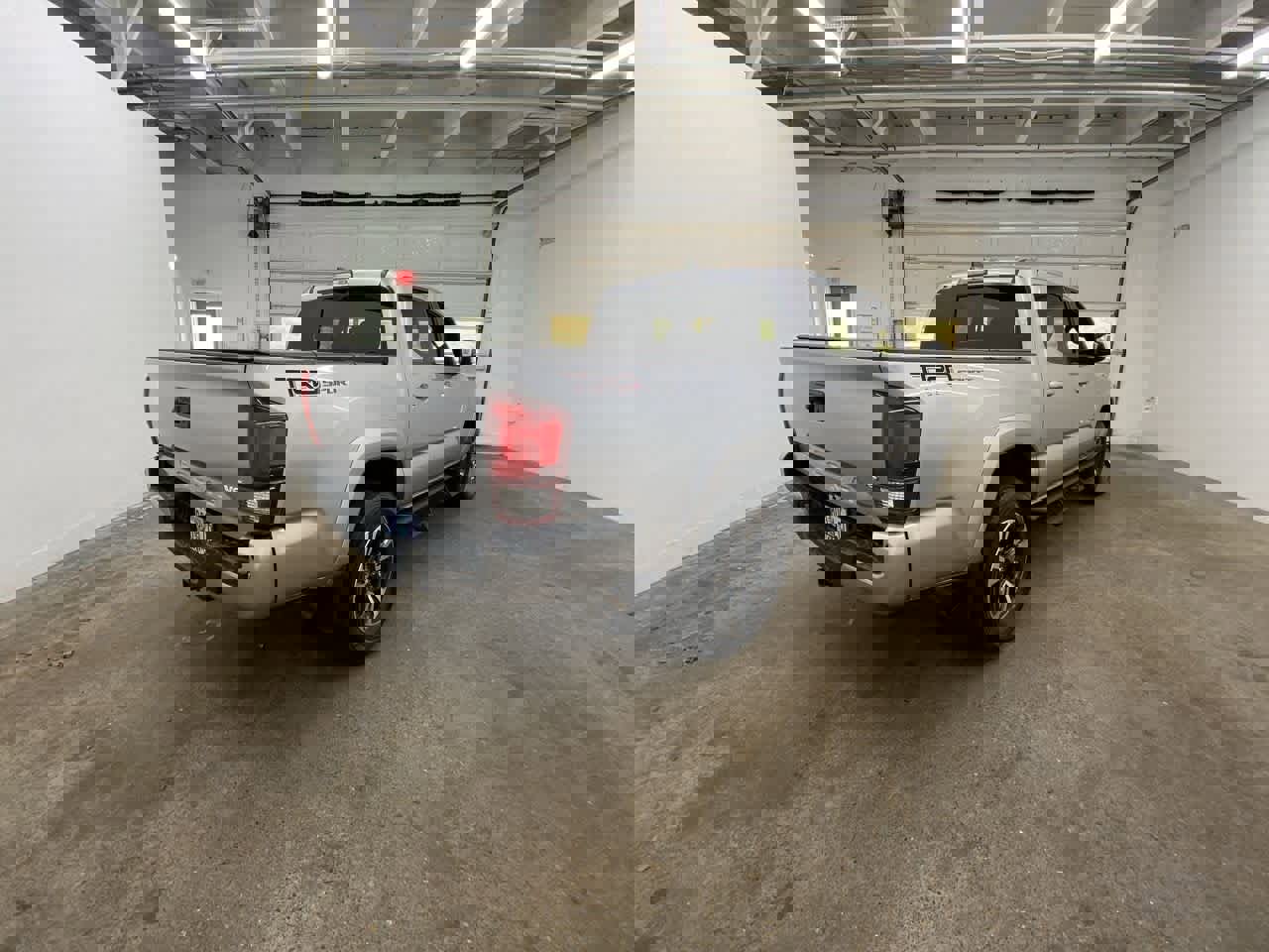 Used 2018 Toyota Tacoma TRD Sport w/ Technology Package image 6